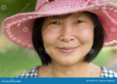Gelukkige Rijpe Aziatische Vrouw Stock Foto Image Of Hoed Brunette