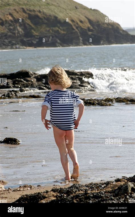 Junge Mädchen Olivia Mit Nackten Hintern Spielen Im Sand Und Meer Am Daymer Strand In Der Nähe