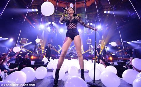 Jessie J Shows Off Some Serious Flexibility During Itunes Festival