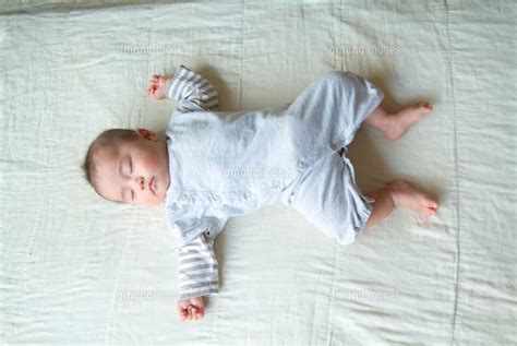 寝ている赤ちゃん 11032004316 ｜ 写真素材・ストックフォト・画像・イラスト素材｜アマナイメージズ