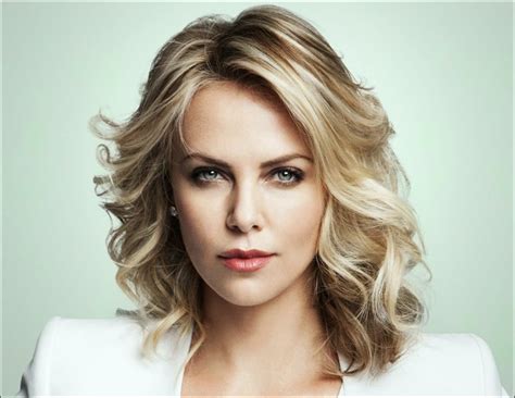 Charlize theron is a superstar model, dancer, fighter, and actress from south africa. Charlize Theron Wie sie plastische Chirurgie benutzt, um ...