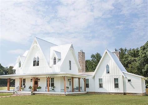 How Gorgeous Is This Southern White Farmhouse We Absolutely Love