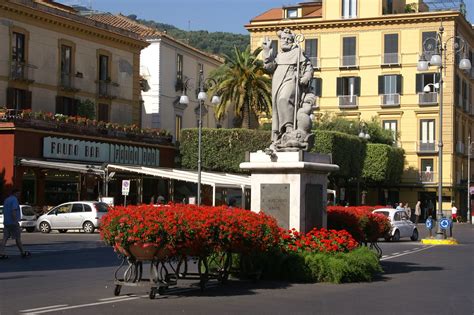 2008 S85 Sorrento Piazza Torquato Tasso Statue Of S Antoni Gerry