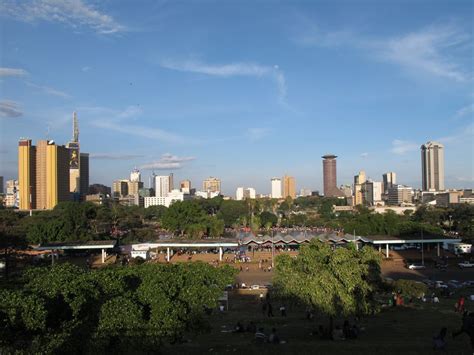 Kenia und insbesondere die hauptstadt nairobi waren schon mehrfach ziel von anschlägen mit granaten oder bomben, seit die kenianische armee im nachbarland somalia gegen die islamistische. Reisetipp Nairobi: Was kostet die Hauptstadt von Kenia ...