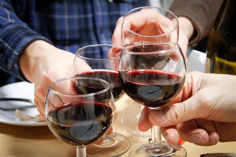 Comment servir le vin rouge dans un verre