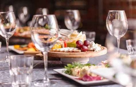 The food and beverage manager oversees the operations for the restaurant and works with the kitchen manager or executive chef. Corso FOOD and BEVERAGE Manager - Scuola professionale a ...