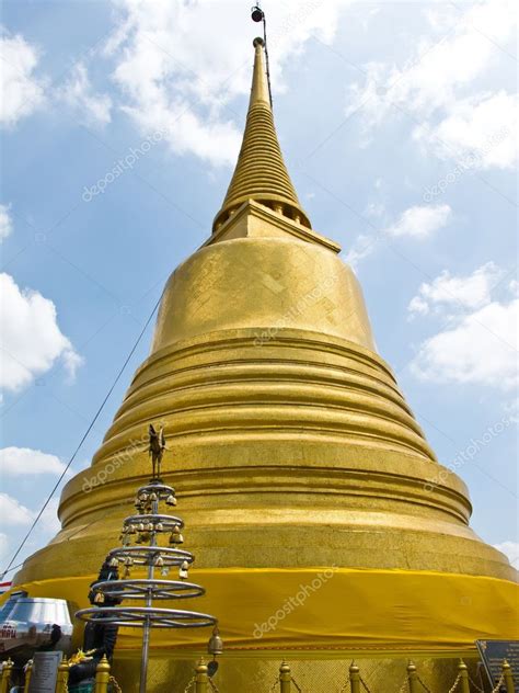 Golden buddha statue with tourist on golden mountain in wat seket temple in `loi krathong ` festival.bangkok city thailand. Golden mountain temple, bangkok thailand — Stock Photo ...