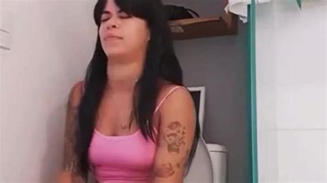 lola mello farting in the toilet porn videos