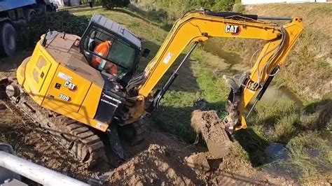 Cat 309 Next Gen Loading Iveco Trakker Youtube