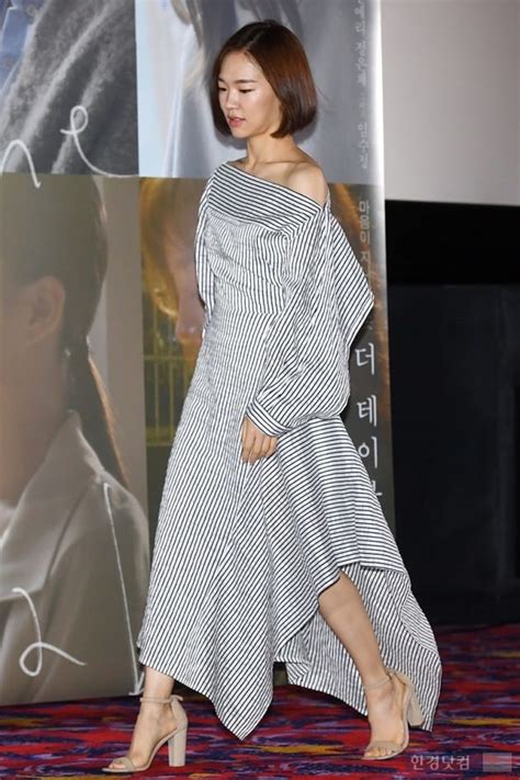 한예리 본인도 척사광의 심리적 불안감과 살생을 하고 싶지 않은 절박함을 잘 표현해 많은 호평을 받았다. 포토 한예리 최홍만 와이셔츠를 입은 듯 | 한경닷컴