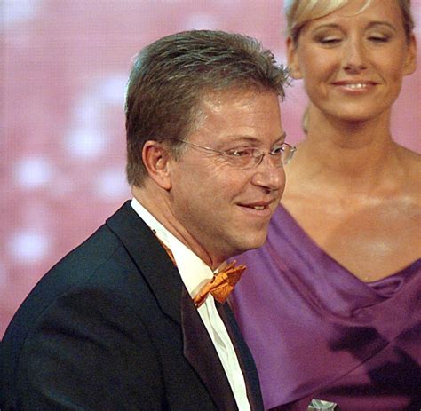 Check spelling or type a new query. ARD-Mann Carsten Sostmeier: Dieser Pferde-Kommentator ...
