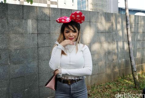 Ia beralasan bahwa dengan melepas bra, ia menjadi lebih rileks. Penampilan Terbaru Dinar Candy Usai Operasi Payudara