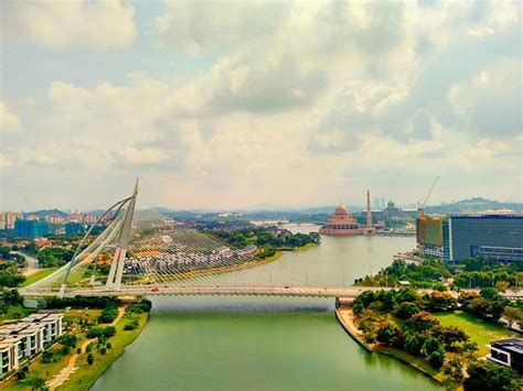 The seat of the federal government was shifted in 1999 from kuala lumpur to putrajaya because of overcrowding and. Seri Wawasan Bridge, Putrajaya - 2020 All You Need to Know ...