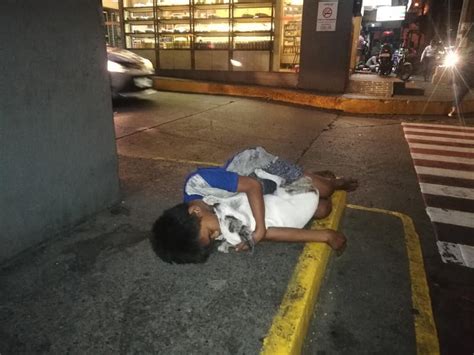 La Foto Que Conmueve E Indigna Un Chico De La Calle Duerme Abrazado A