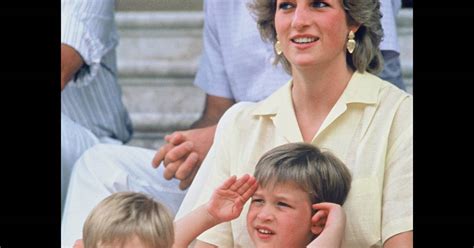 À en croire les bruits qui courent du côté de buckingham palace, le prince william serait terrifié à l'idée que le prince harry balance sur son infidélité supposée. Le Prince William d'Angleterre avec son frère et sa mère ...