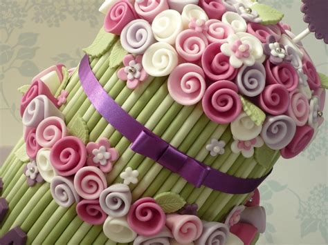 Make that special person in your life smile today with our ruby rose bouquet. Rose Bouquet Birthday Cake - CakeCentral.com