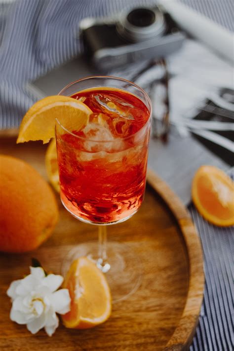 How To Make An Authentic Aperol Spritz Recipe Cocktail Drinks