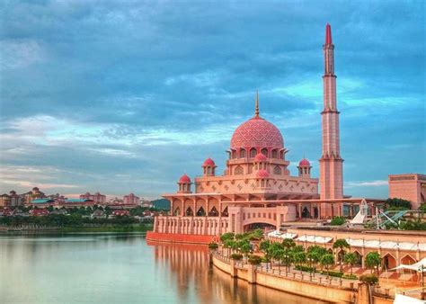 Masjid jamek mosque, also known as friday mosque, is recognised as the oldest islamic place of worship in kuala lumpur. Masjid Putra Jaya, Simbol Keindahan Islam di Tanah Malaysia