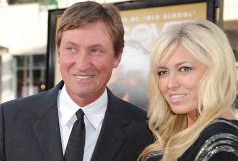 Paulina Gretzky Publie Une Photo Pour Rendre Hommage à Son Grand Père