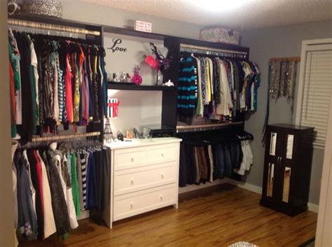 If you don't have room for a bedside table, you can put them in a small closet. Ideas para closet de mujer (19) - Curso de Organizacion ...