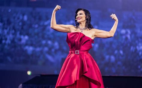 laura pausini conquista l eurovision con tre look versace