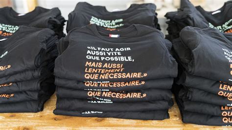 «wir und auch die nachbarländer. Le t-shirt avec la phrase d'Alain Berset fait un véritable ...