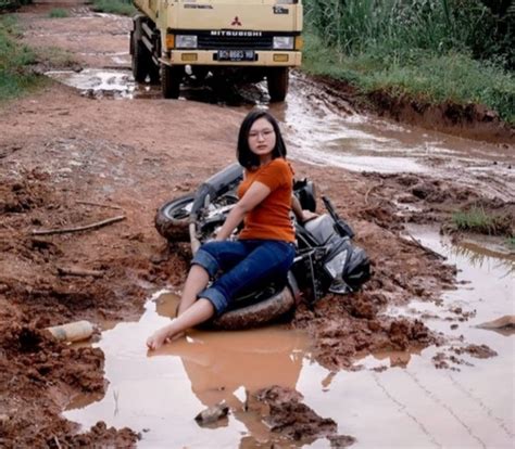 Viral Pose Cewek Cantik Ini Di Jalanan Yang Becek Netizen Kolam Lele 83F