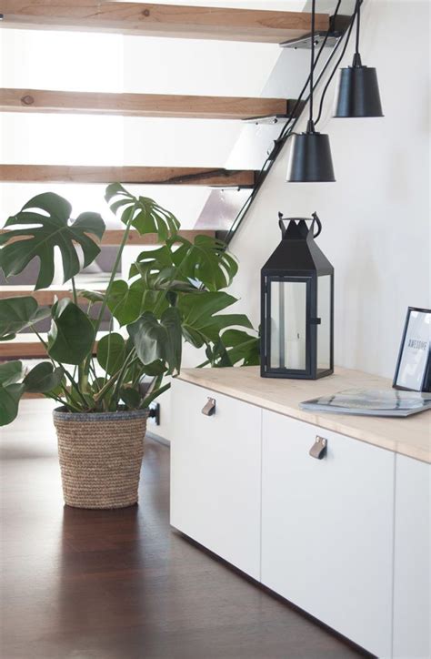 1 x banc tv ikea bestå 2 x étagère ikea bestå 2 x palettes standard 4 x pieds en épingle à cheveux colle à bois charnières quatre plus petits morceaux pour chacun des côtés et finalement un total de quatre autres morceaux sur le haut et le bas qui encadraient les pièces. Sitzbank im Flur aus Ikea Bestå | Diy wohnzimmer, Ikea ...