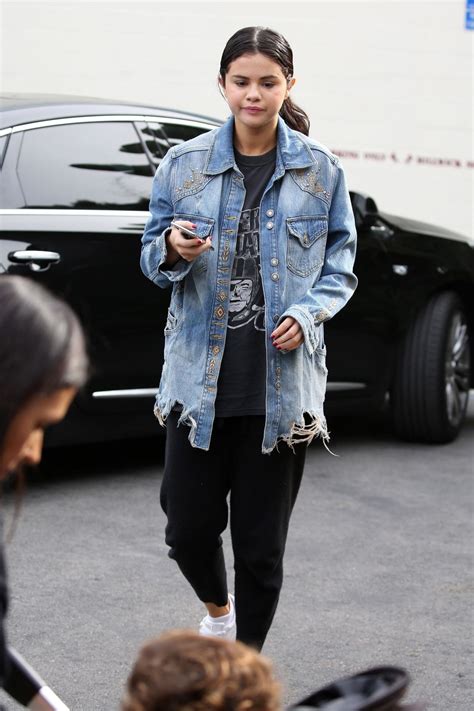 Selena gomez fashion on the red carpet selena gomez's style 2020, selena gomez dresses casual outfit ideas for women | selena gomez casual style selena gomez. Selena Gomez Street Style 12/21/2018 • CelebMafia