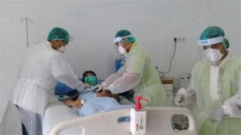 Gejala yang umum ditemukan meliputi sakit kepala, kehilangan indera penciuman dan indera perasa, hidung tersumbat yang disertai pilek, batuk, nyeri otot, sakit tenggorokan, demam, diare. Cara Penularan Virus Corona Meski Tak Punya Riwayat Pergi ...