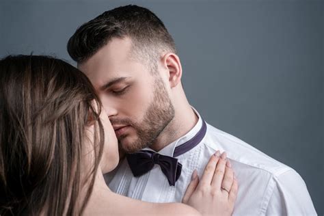 젊은 여자 친구와 남자 친구에게 키스하는 아름다운 열정적 인 섹시한 커플의 근접 촬영 프리미엄 사진