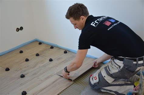 Wer sich dazu entschieden hat, den garten oder die terrasse mit platten aus feinsteinzeug aufzuwerten, dem terrassenplatten auf plattenlager oder stelzenlager verlegen. Fliesen richtig verlegen | Franke Raumwert