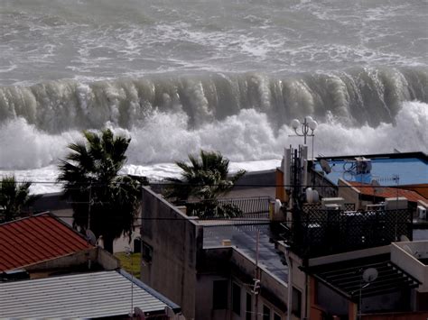 It is derived from tsu, which means a tsunami is a series of huge waves. Tsunami ? (Forum für Naturfotografen)