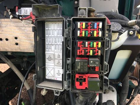 Detalles que marcan la diferencia centro de control resistentes el panel de control facilita la las puertas son hechas de aluminio operación de los instrumentos estampado que permite un sellado críticos haciendo más hermético de la cabina. Kenworth T880 Fuse Panel Diagram - Wiring Diagram Schemas