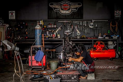 Model bisnis yang dimiliki lawless jakarta ini awalnya merupakan gabungan dari kedua usaha yang dipegang oleh arian13, sammy, gofar, dan ucup. Lawless Jakarta Garage : All About Biker's Lifestyle ...