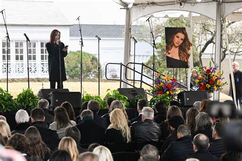 Lisa Marie Presley Her Funeral Gathers Hundreds Of People In Graceland