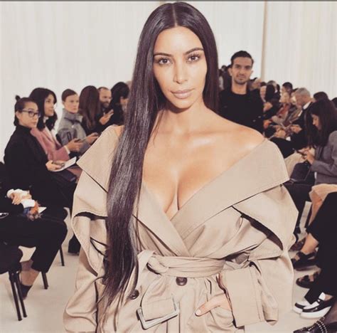 Kim Kardashian sem sutiã e sem maquiagem no desfile da Balenciaga