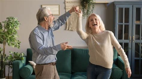 Joyful Actief Oud Gepensioneerd Romantisch Koppel Danst In De Woonkamer