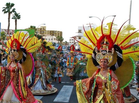 Los Mejores Carnavales De Europa En 2019 Carnaval Europa Plumas De Avestruz