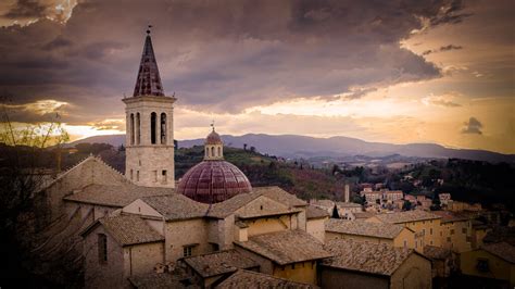 umbria day tour in perugia todi and deruta with private car service and driver from assisi