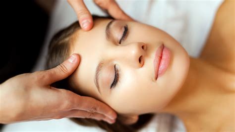 5 Minute Acupressure Facial To Look And Feel Better