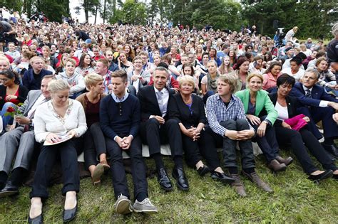 In 2011, he committed a two terrorist attacks in norway that killed 77 people and injured more than 300. Norwegen gedenkt der Opfer von Anders Breivik - DER SPIEGEL