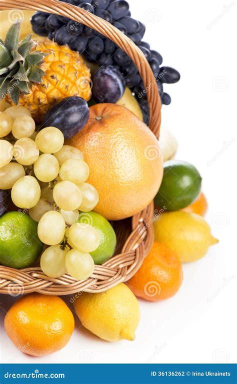 Frutta Fresca In Un Canestro Di Vimini Fotografia Stock Immagine Di