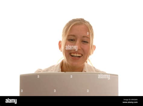 18 Jahre Alte Frau Hinter Einem Laptop Lächeln Stockfotografie Alamy