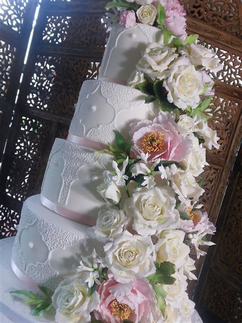 Most cake designers have their own style. Romantic Wedding Cake - cake by Calli Creations - CakesDecor