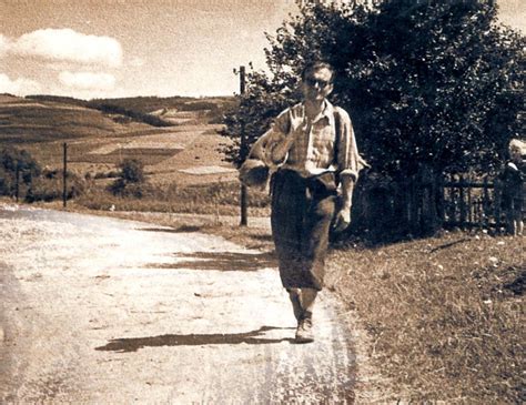 Karol wojtyła rzeczywiście wiele wędrował po górach, jeździł na nartach, pływał na kajakach po mazurskich rzekach i jeziorach. Pilnujcie mi tych szlaków