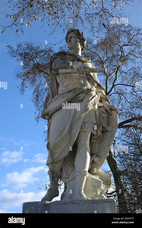 Statue De Jules César Par Nicolas Coustou 1722 Jardin Des Tuileries