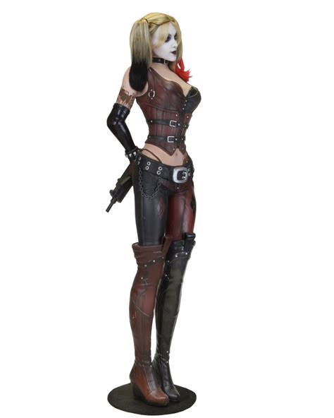 Set inside the heavily fortified maximum security home for all of gotham city's thugs, gangsters, and insane criminal masterminds. Batman: Arkham City - Foam Replica - Life-Size Harley Quinn
