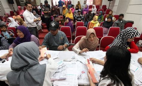 Maybe you would like to learn more about one of these? Warga Terima Kartu Keluarga Sejahtera dari Bank BNI, Foto ...