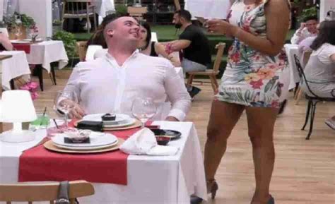 Chica Sin Bragas Exige Que Se Le Invite A Cenar En First Dates Y él